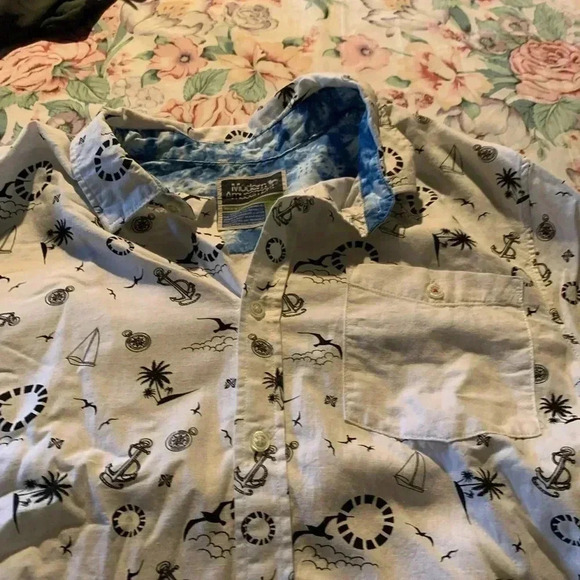 Modern Amusement Button Down Men’s Shirt Size Large Short Sleeve with Collar - Picture 4 of 13
